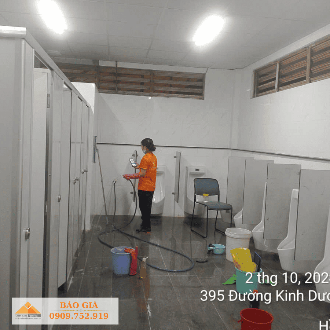 thi-cong-vach-ngan-ve-sinh-compact-tai-binh-thuan-6
